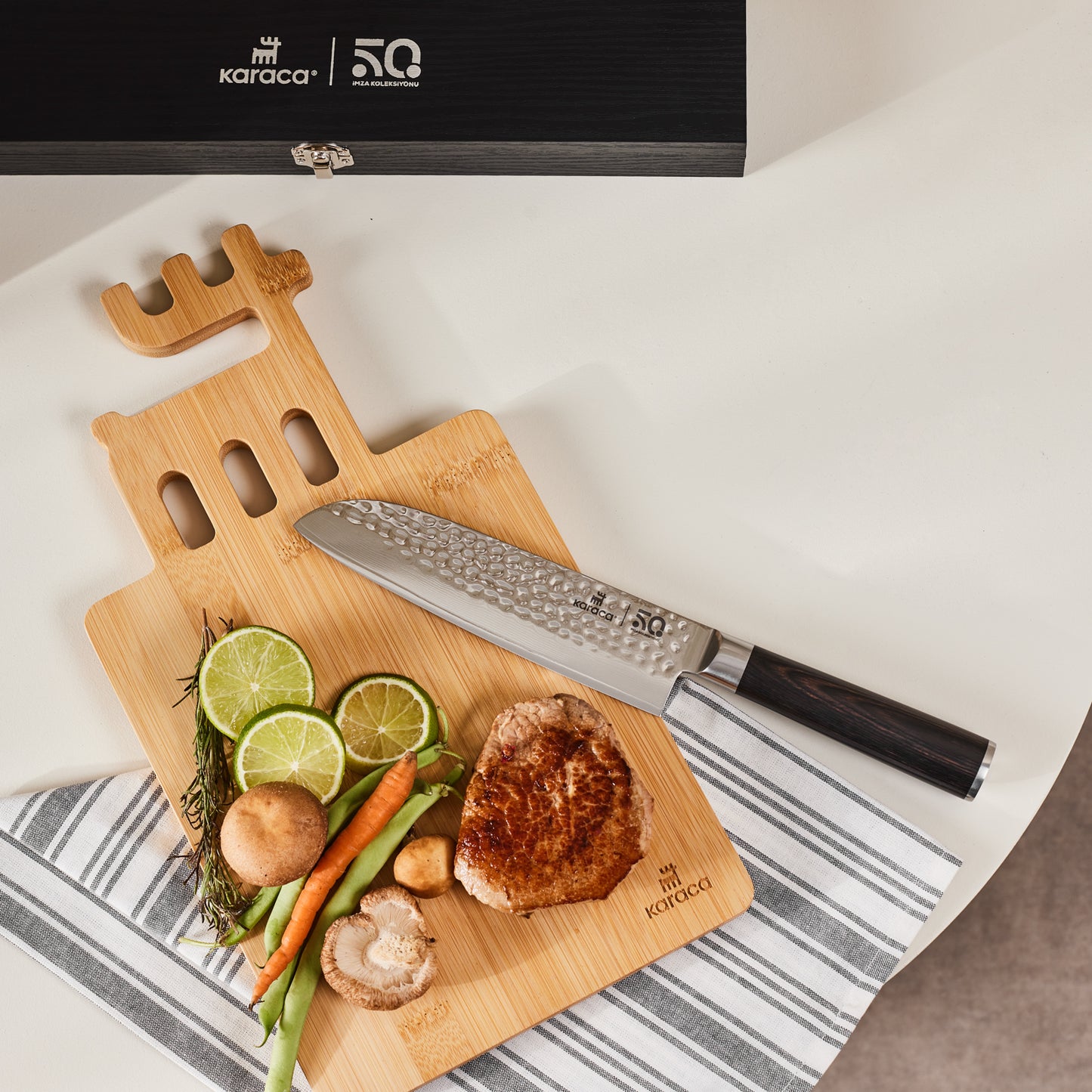 Karaca 50-års Signatur Specialkniv 31 cm - Damaskus Santoku