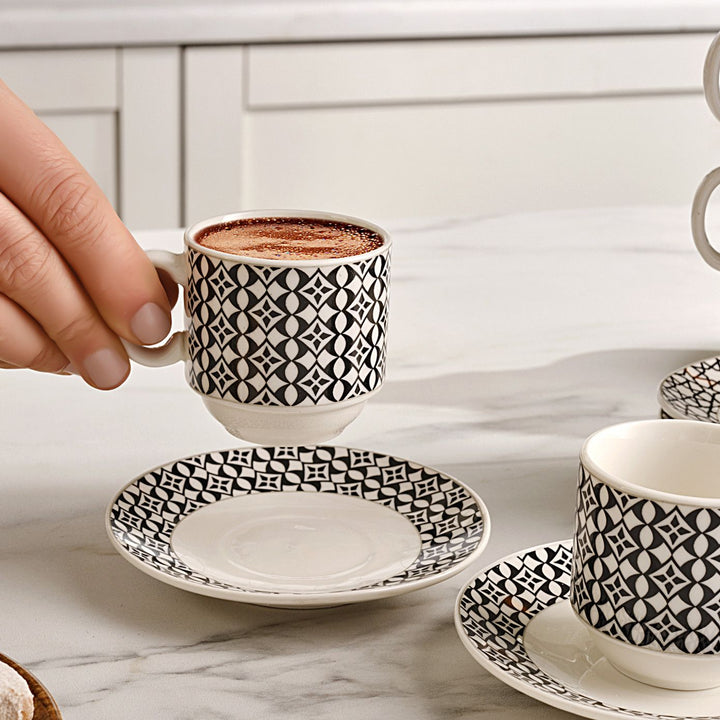 KARACA MIA ESPRESSO KAFFESÆT M/STATIV 13 DELE, 90 ML, HVID/SORT