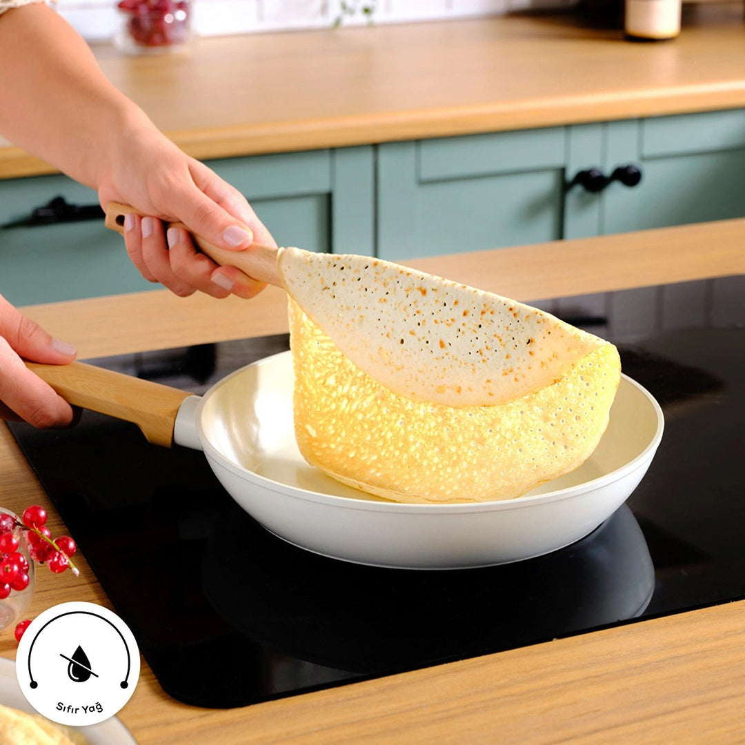 Karaca Swiss Crystal Induktions Stegepande | 22 cm | Mandelcreme