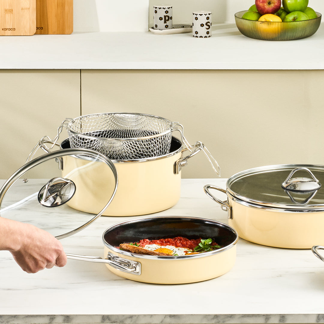 Karaca Erva 14 dele Emalje Grydesæt med Induktionsbund 28-24-18 cm – Creme