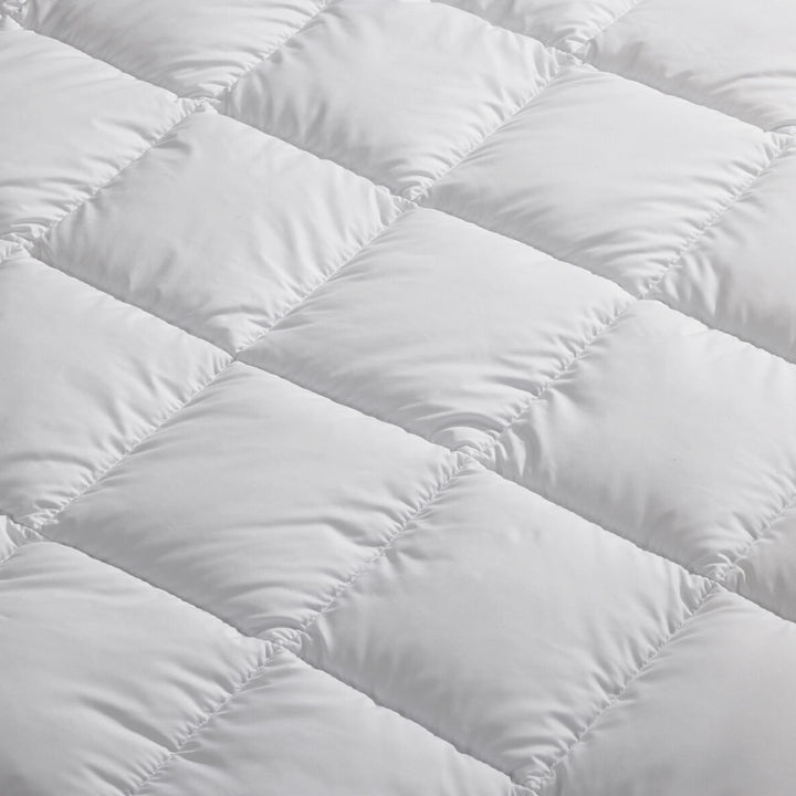 Allergivenlig Helårsdyne Mikrofiber 135x200 cm - Gold Stern