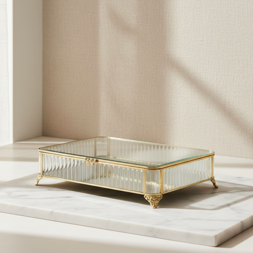Almina - Elegance dekorativ opbevaringsboks – 35 × 25 × 8 cm | Glas/metal | Transparent/guld