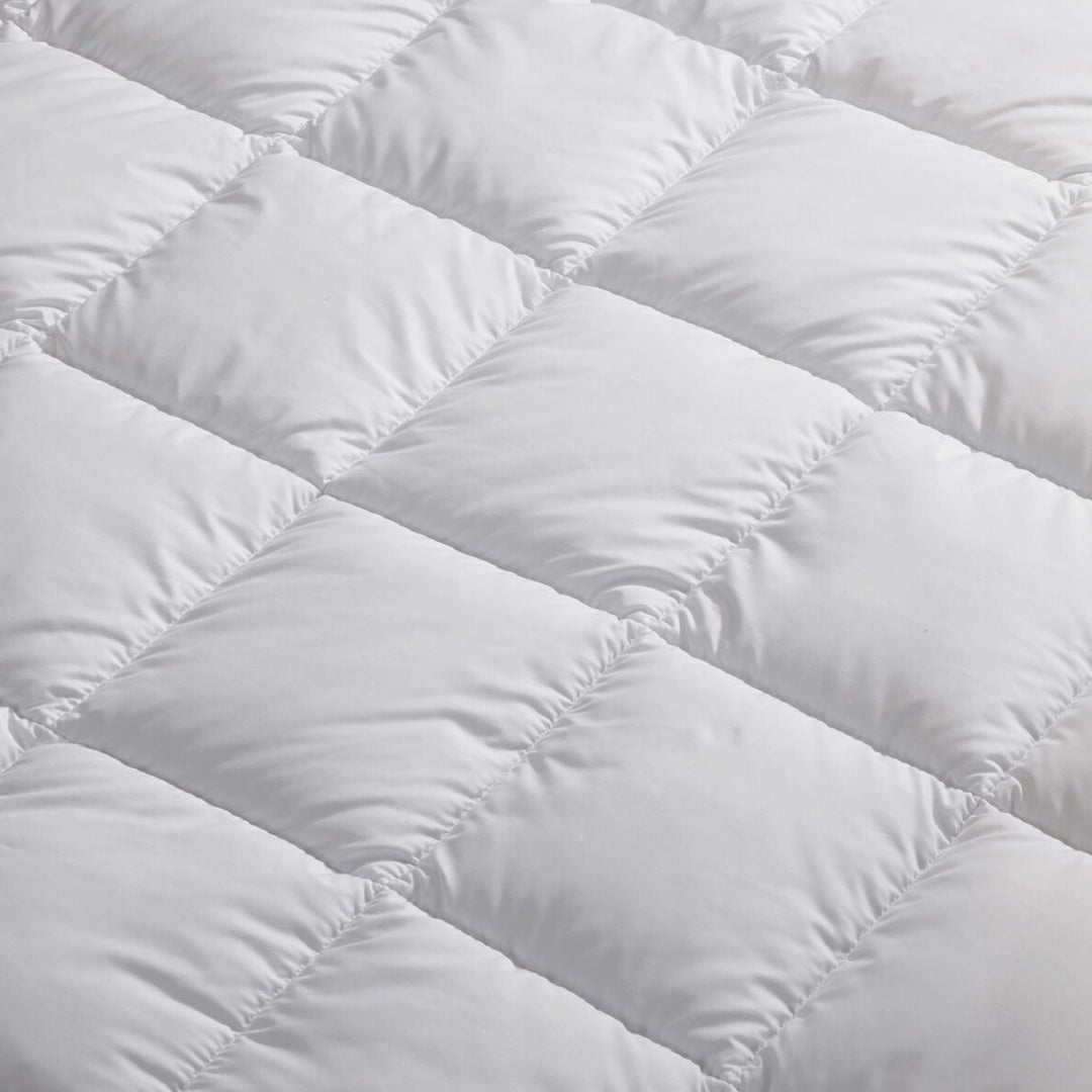 Allergivenlig Helårsdyne Mikrofiber 135x200 cm - Gold Stern - Løven Home