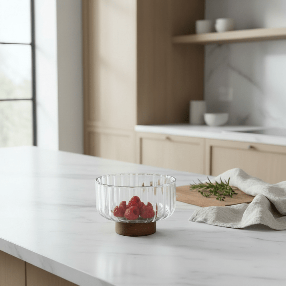 Almina - Luana Bowl Piccola glasskål på fod - Ø14 cm | Glas/Akacietræ | Klar/brun - Løven Home