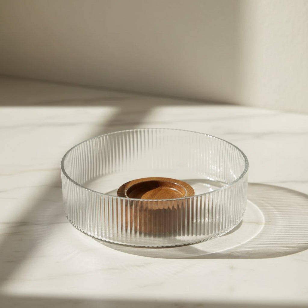 Almina - Terra Bowl Grande glasskål på træfod - 26 x 11 cm | Glas/akacietræ | Klar/brun - Løven Home