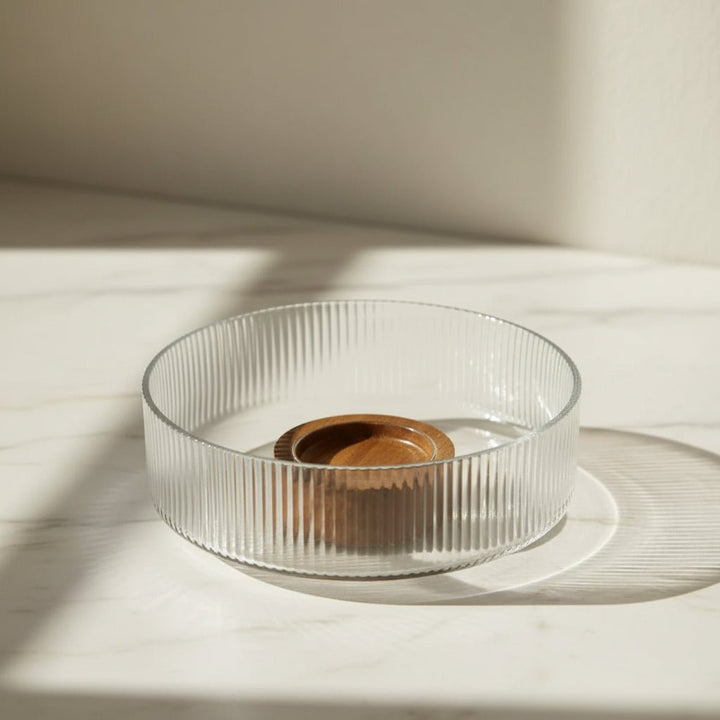 Almina - Terra Bowl Grande glasskål på træfod - 26 x 11 cm | Glas/akacietræ | Klar/brun - Løven Home
