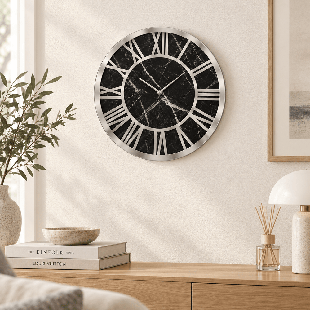 Almina - Vægur - 40 cm | Sort/sølv marmorlook | Romertal - Løven Home