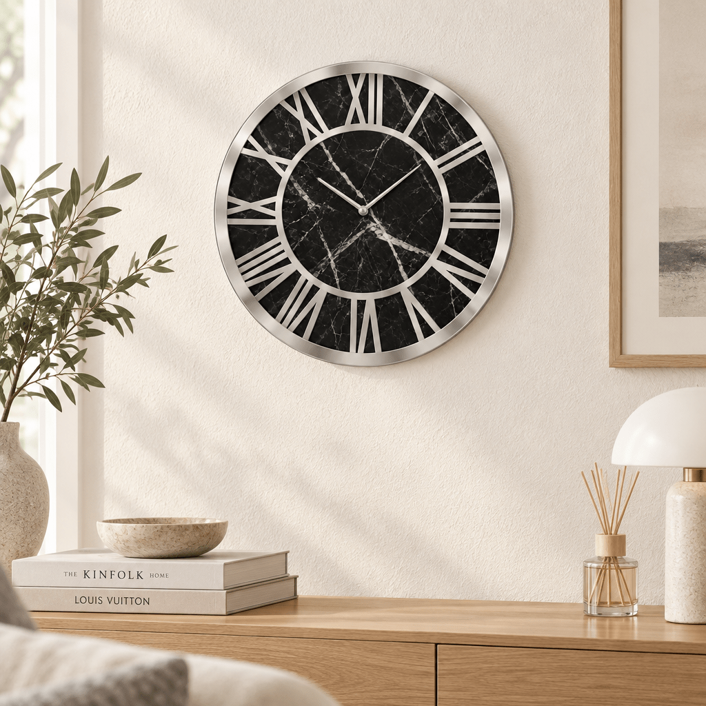 Almina - Vægur - 40 cm | Sort/sølv marmorlook | Romertal - Løven Home