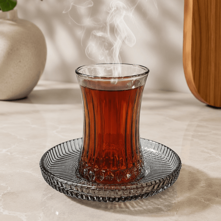 Glassware - Elysia teglassæt - 12 dele | 6 glas &amp; 6 underkopper | Antracit | 170 ml - Løven Home