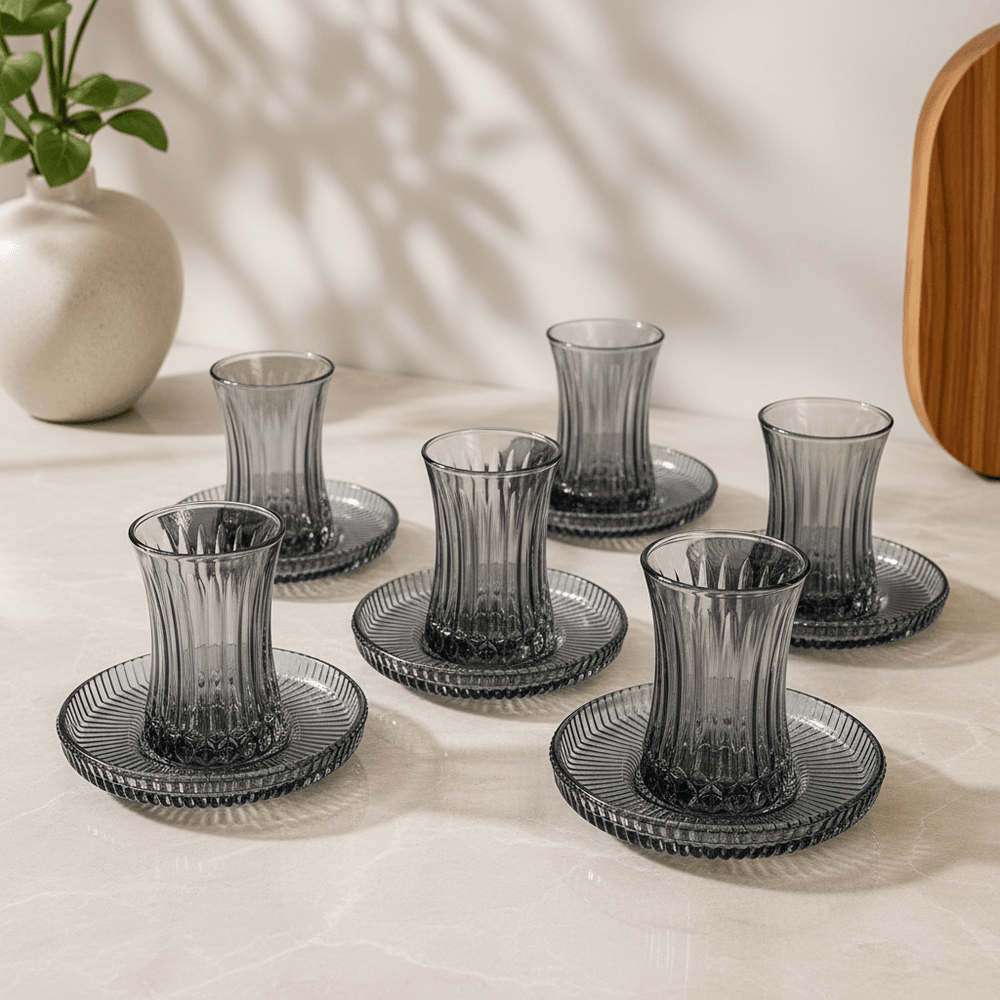 Glassware - Elysia teglassæt - 12 dele | 6 glas & 6 underkopper | Antracit | 170 ml - Løven Home