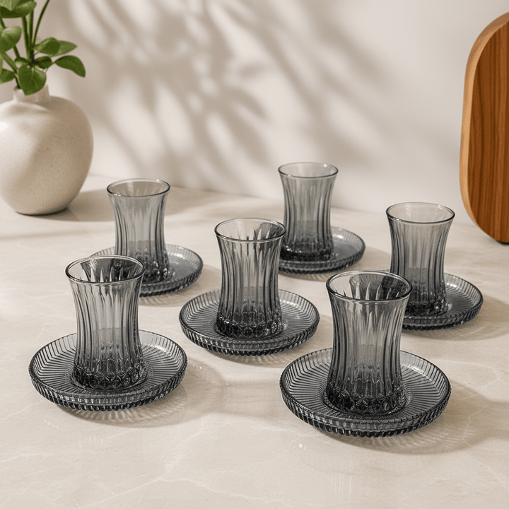 Glassware - Elysia teglassæt - 12 dele | 6 glas &amp; 6 underkopper | Antracit | 170 ml - Løven Home