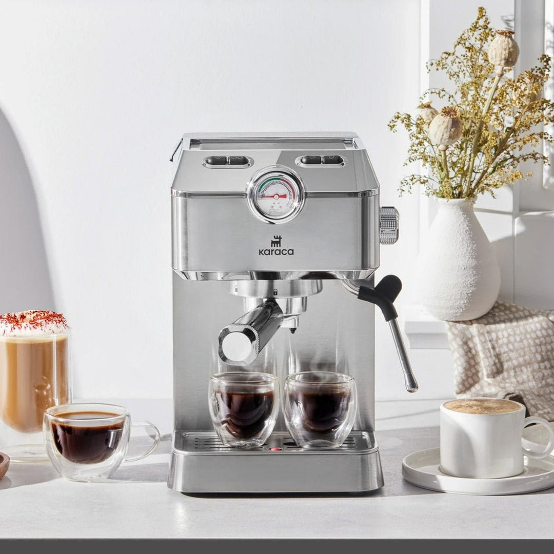 Karaca Coffee Art 1101 Kaffemaskine m/Mælkeskummer, 20 bar tryk, 1,5L 1100W - Løven Home