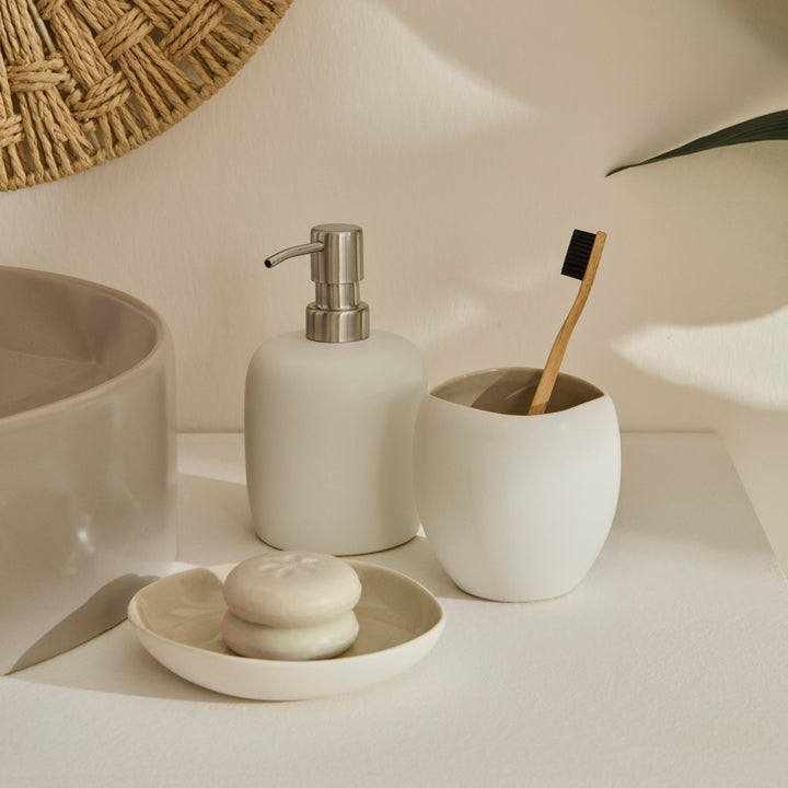 Karaca Cupid keramik badeværelsestilbehør sæt – 3 dele - Hvid/beige - Løven Home