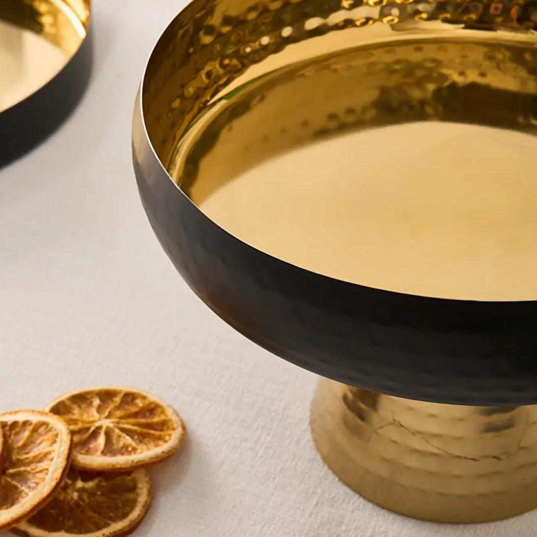 Karaca Home Arven Kageopsats – Elegant Servering i Guld & Sort (26 cm) - Løven Home