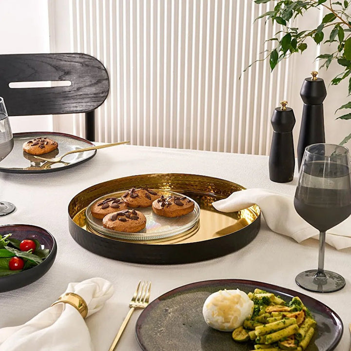 Karaca Home Arven Serveringsbakke – Eksklusiv Guld & Sort Design (35 cm) - Løven Home