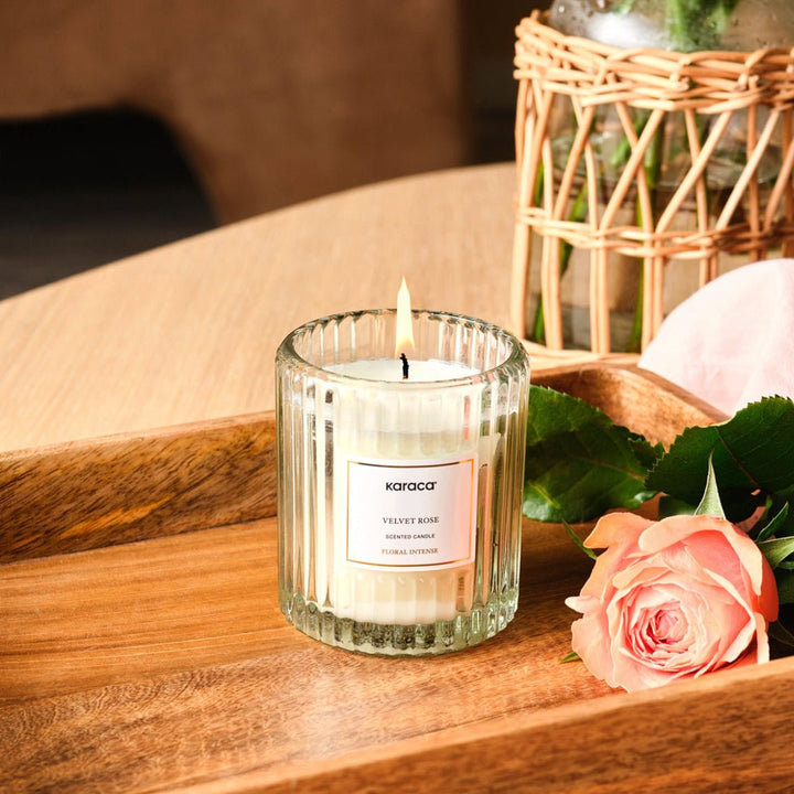 Karaca Home Floral Intense duftlys – Velvet Rose - 170 g - Løven Home