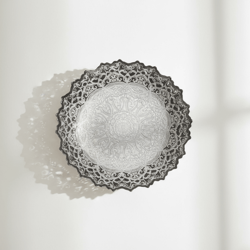 Karaca Home Kashida Dekorativt Fad – Sølv - 34 cm - Løven Home