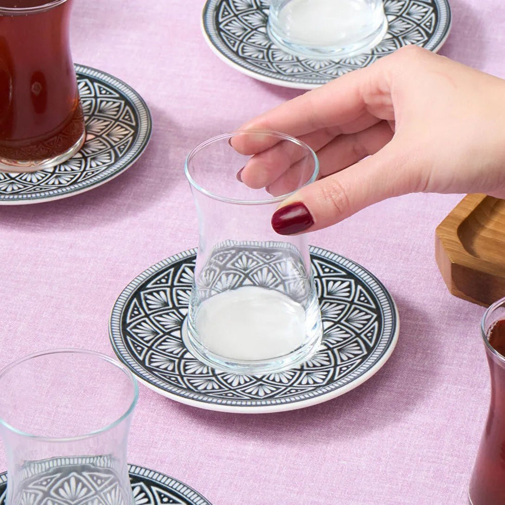 Karaca Lenny Teglassæt m/Underkopper til 6 Personer 12 Dele - 170 ml - Løven Home