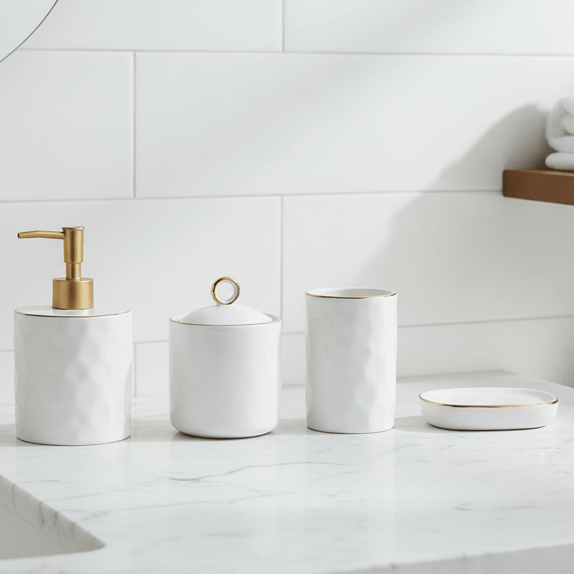 Karaca Lina Badeværelsessæt – 4 Dele - Elegant Hvid & Guld - Løven Home