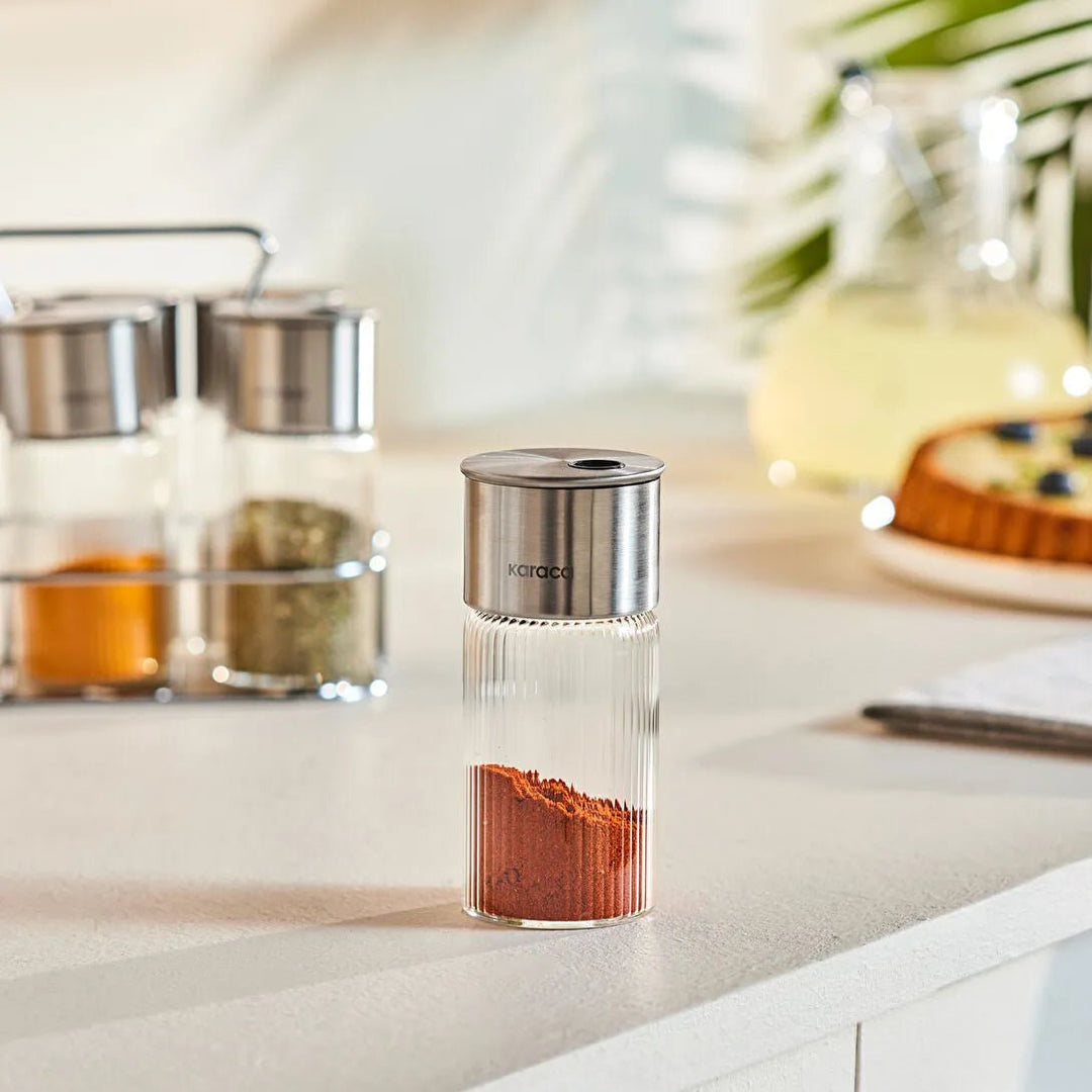 Karaca Ripple Inox Krydderisæt – 13 Dele i Glas & Rustfrit Stål - Løven Home