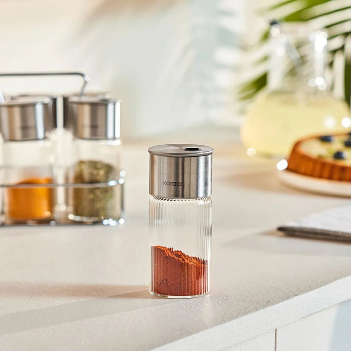 Karaca Ripple Inox Krydderisæt – 13 Dele i Glas & Rustfrit Stål - Løven Home