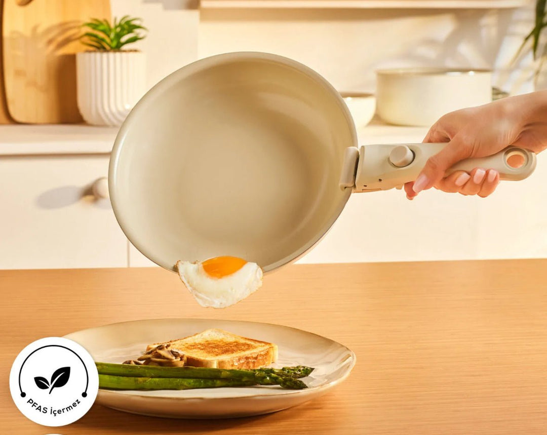 Karaca Swiss Crystal Almond Cream Easy Clip 7 - delers induktionsgryde - og pandesæt - Løven Home