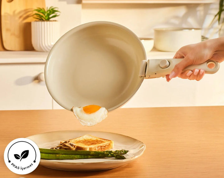 Karaca Swiss Crystal Almond Cream Easy Clip 7 - delers induktionsgryde - og pandesæt - Løven Home