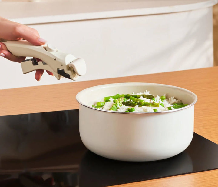 Karaca Swiss Crystal Almond Cream Easy Clip 7 - delers induktionsgryde - og pandesæt - Løven Home