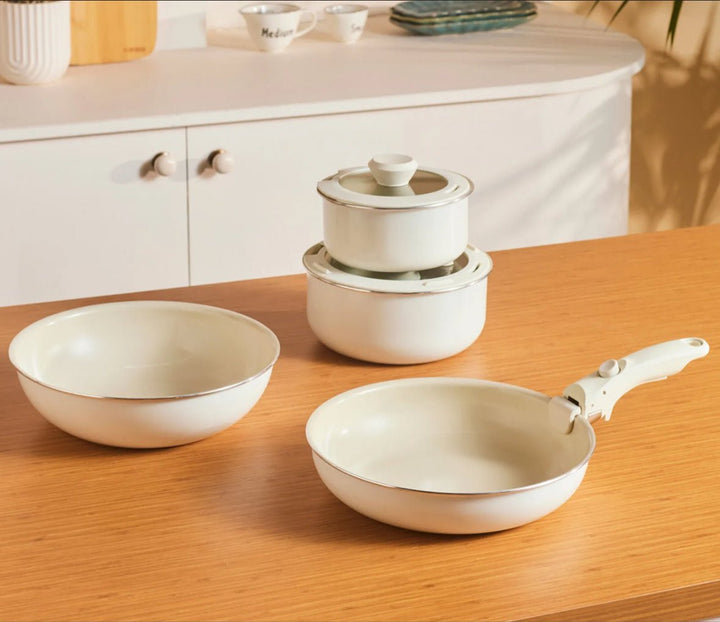 Karaca Swiss Crystal Almond Cream Easy Clip 7 - delers induktionsgryde - og pandesæt - Løven Home