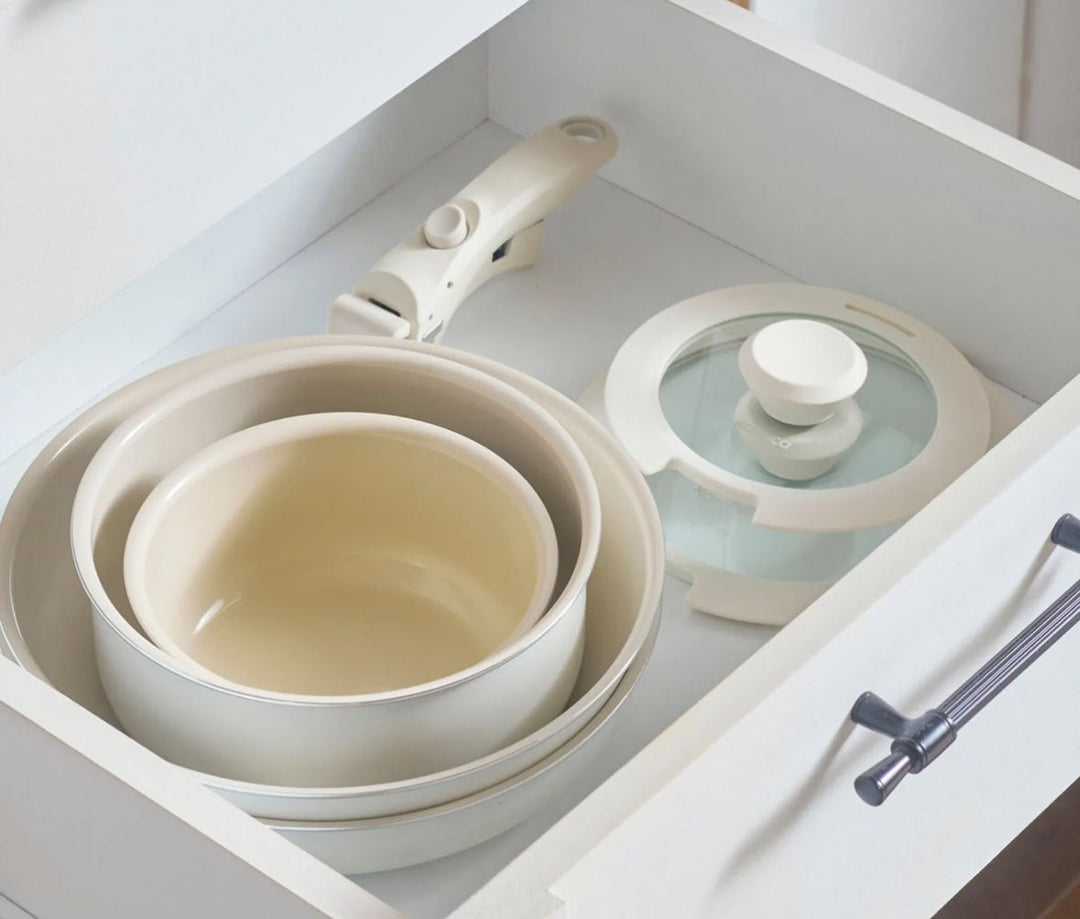 Karaca Swiss Crystal Almond Cream Easy Clip 7 - delers induktionsgryde - og pandesæt - Løven Home