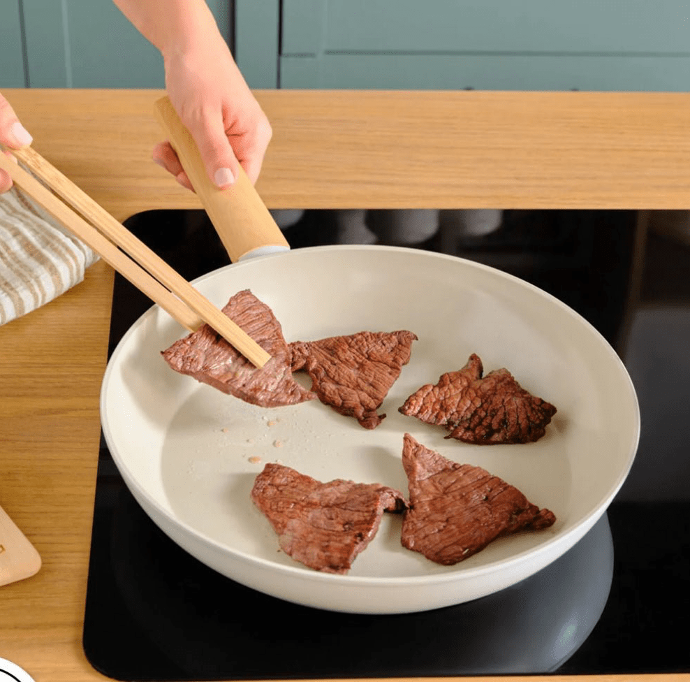 Karaca Swiss Crystal Almond Cream stegepande – 30 cm - Løven Home