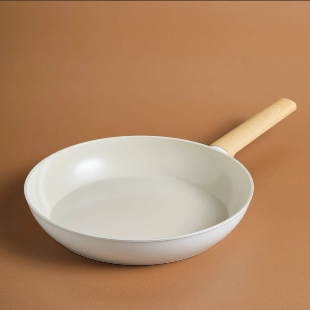 Karaca Swiss Crystal Almond Cream stegepande – 30 cm - Løven Home