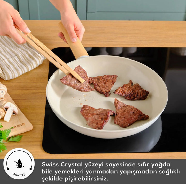 Karaca Swiss Crystal Almond Cream stegepande – 30 cm - Løven Home