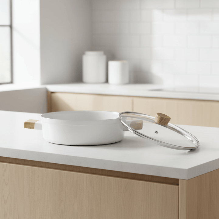 Karaca Swiss Crystal Creamy Wood Gryde – 26 cm - Løven Home