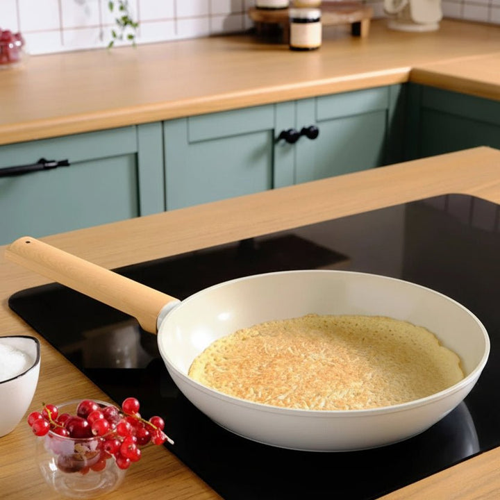 Karaca Swiss Crystal Induktions Stegepande | 22 cm | Mandelcreme - Løven Home