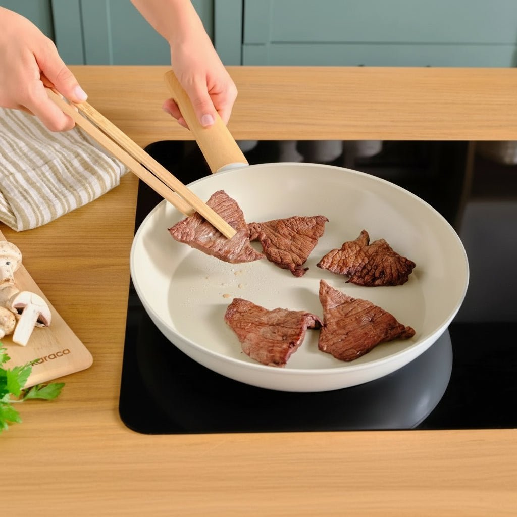 Karaca Swiss Crystal Induktions Stegepande | 22 cm | Mandelcreme - Løven Home