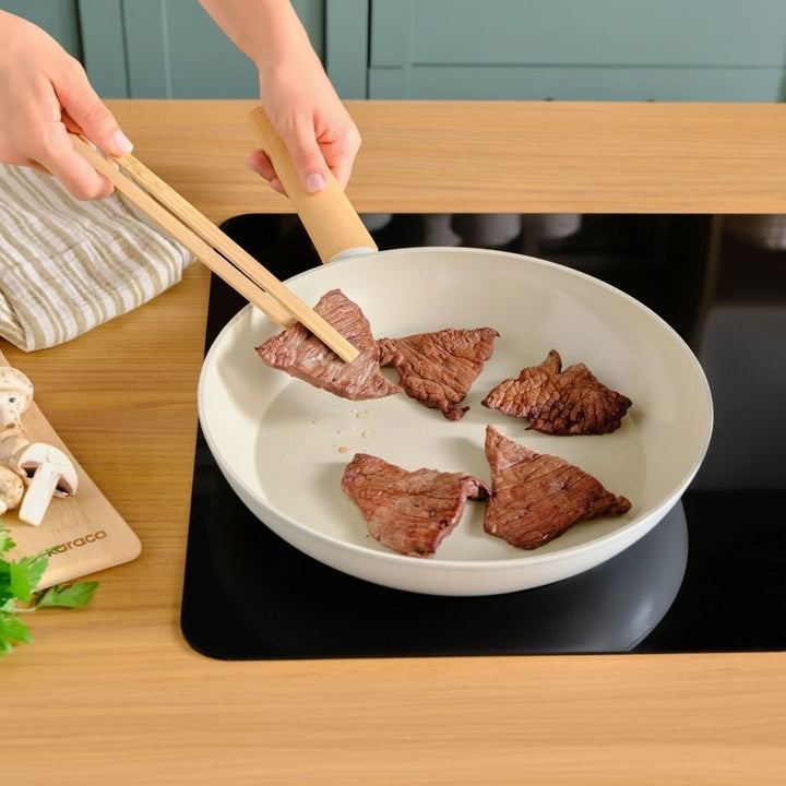 Karaca Swiss Crystal Induktions Stegepande | 22 cm | Mandelcreme - Løven Home