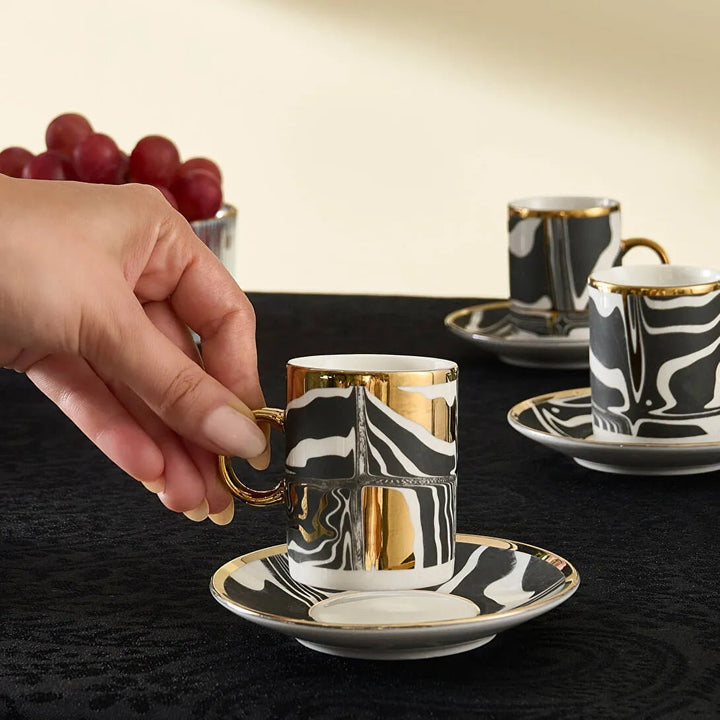 Karaca Tales Espressosæt til 6 Pers. – 90 ml - Sort/Hvid/Guld - Løven Home