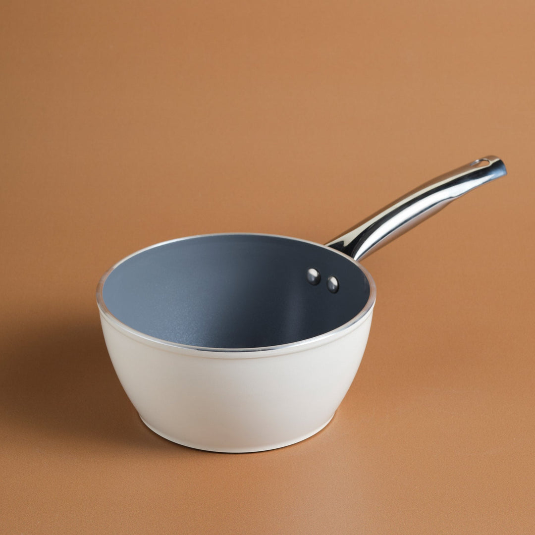 Karaca x Refika Birgül Swiss Crystal Creamy Metal Mælkekasserolle – 18 cm - Løven Home