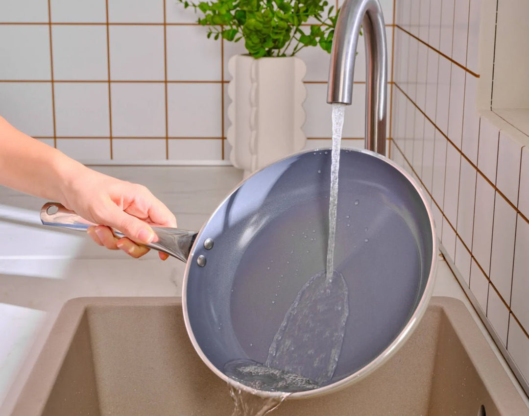 Karaca x Refika Swiss Crystal Metal‑håndtag 7‑delers grydesæt - Løven Home