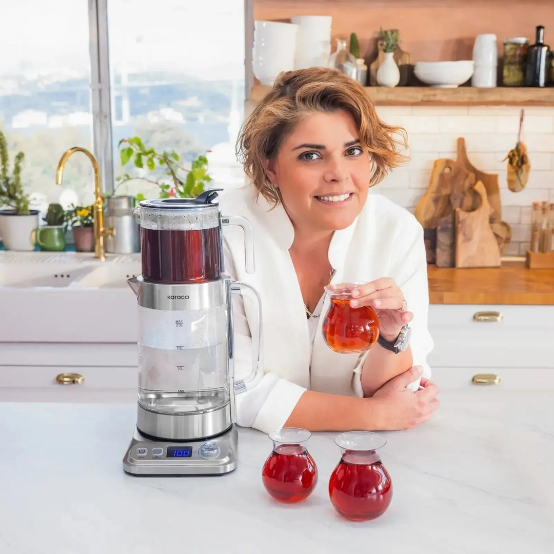 Karaca X Refika XL Glas Temaskine – Chrome (2,8L) - Løven Home