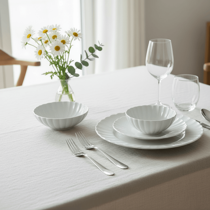 <strong>Almina Daisy</strong></br> <i>Tallerkensæt</i> </br>Hvid Porcelæn i 24 dele til 6 Pers. - Løven Home