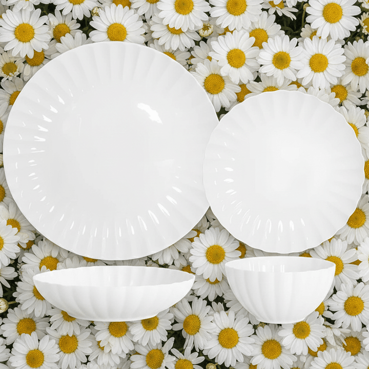 <strong>Almina Daisy</strong></br> <i>Tallerkensæt</i> </br>Hvid Porcelæn i 24 dele til 6 Pers. - Løven Home