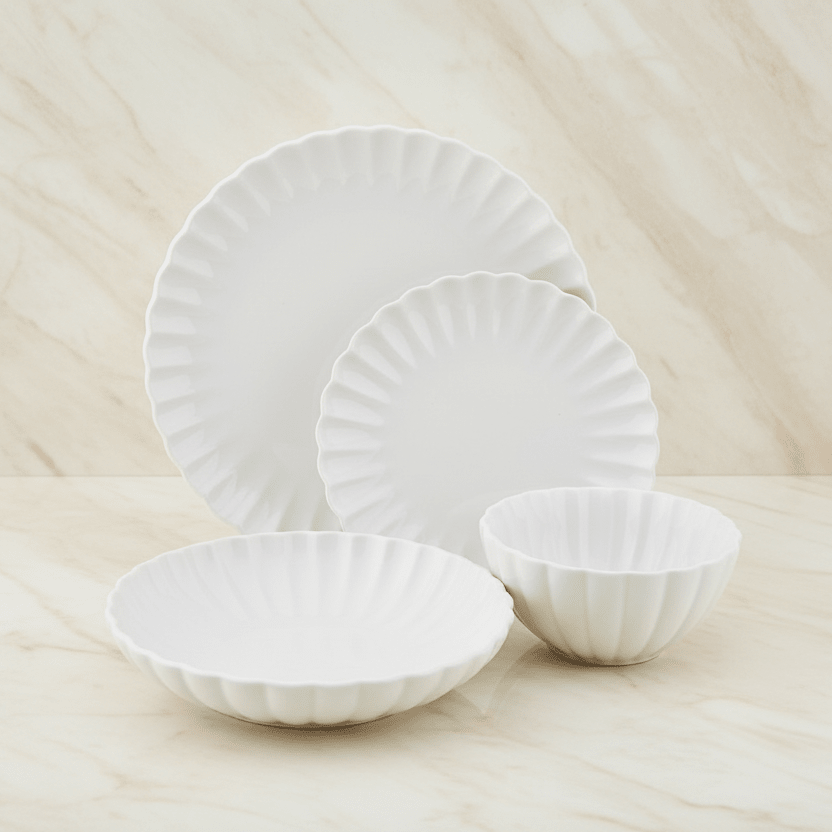 <strong>Almina Daisy</strong></br> <i>Tallerkensæt</i> </br>Hvid Porcelæn i 24 dele til 6 Pers. - Løven Home