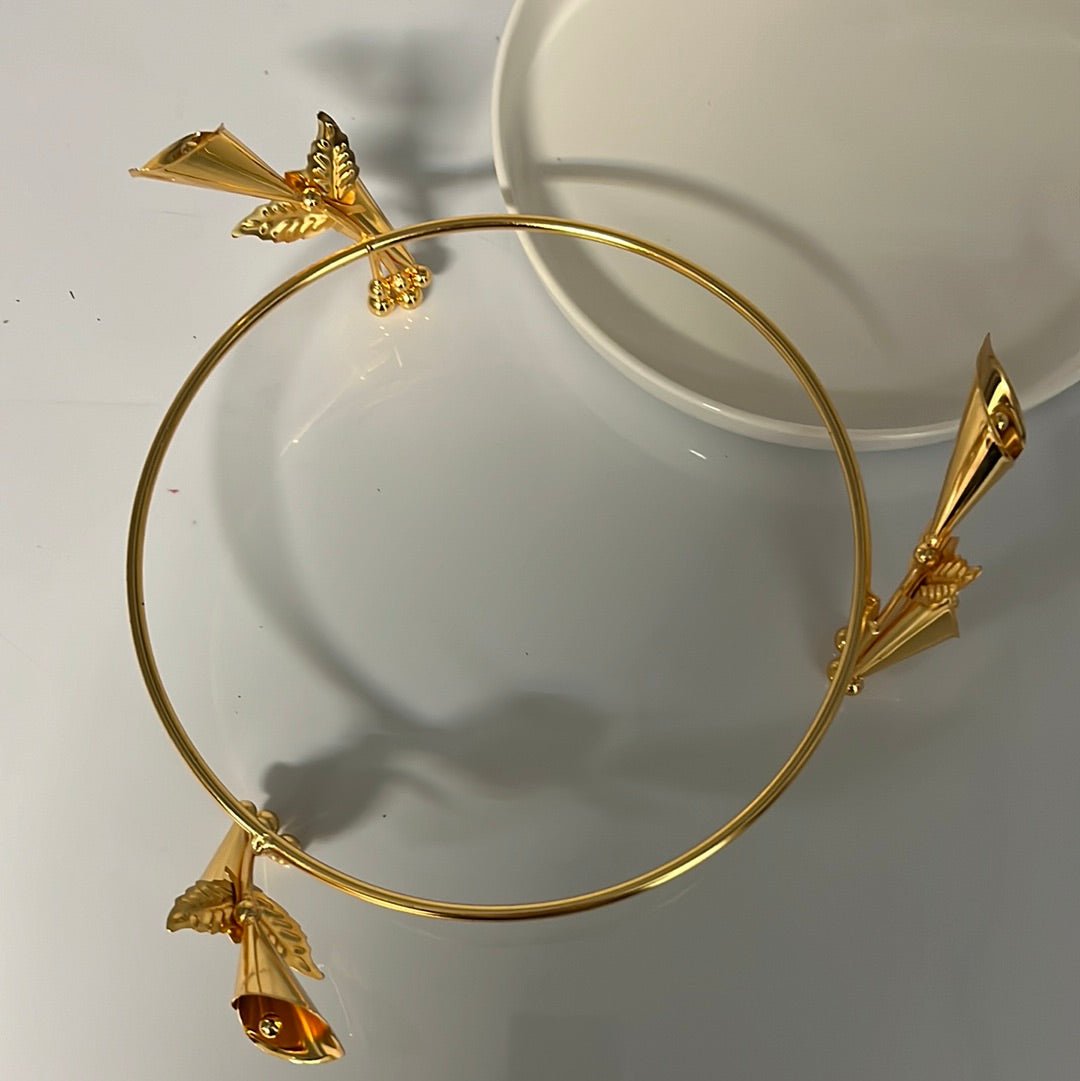 <strong>Almina</strong></br> <i>Kageopsats</i> </br>25 cm Hvid/guld porcelæn/metal - Løven Home