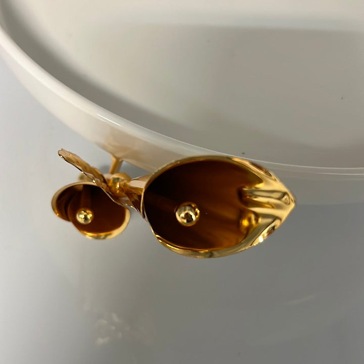 <strong>Almina</strong></br> <i>Kageopsats</i> </br>25 cm Hvid/guld porcelæn/metal - Løven Home