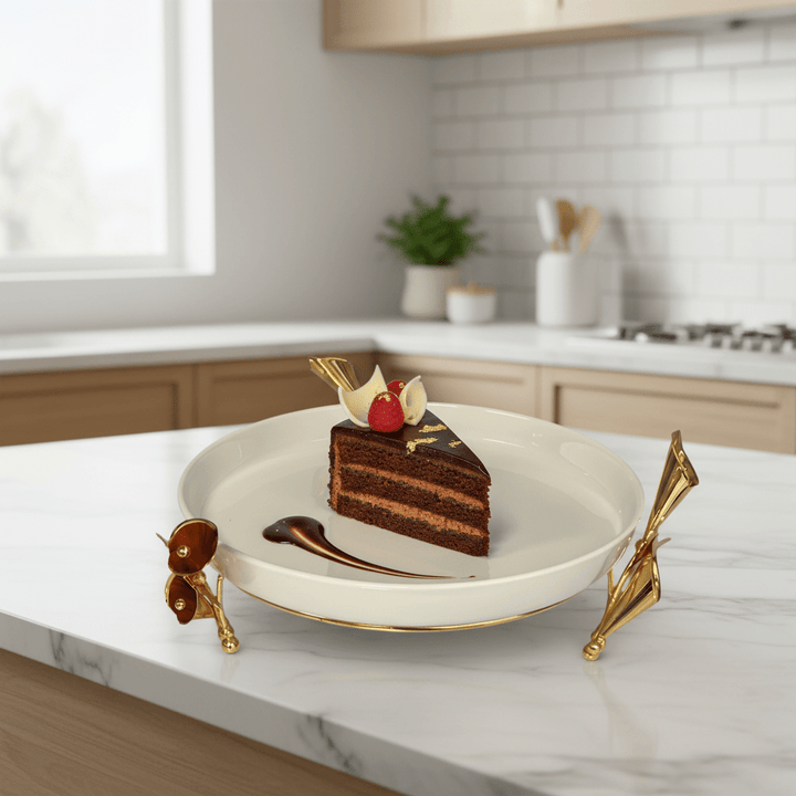 <strong>Almina</strong></br> <i>Kageopsats</i> </br>25 cm Hvid/guld porcelæn/metal - Løven Home