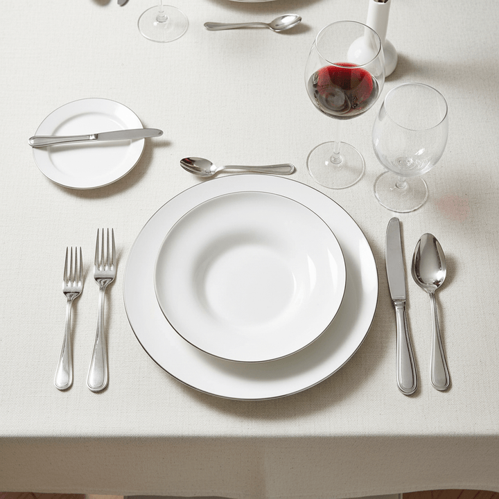 <strong>Bricard Macon Silver</strong></br> <i>Tallerkensæt</i> </br>Hvid/Sølv porcelæn i 25 dele til 6 Pers. - Løven Home