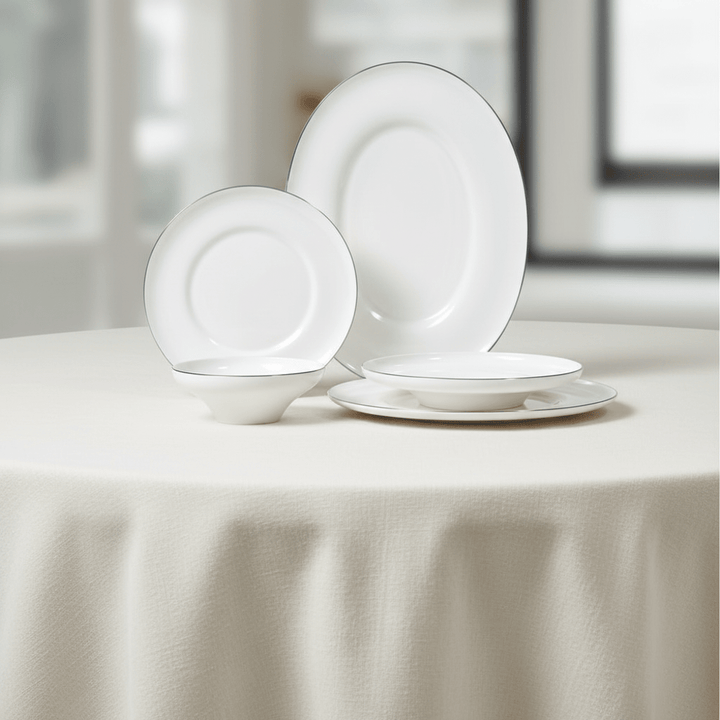 <strong>Bricard Macon Silver</strong></br> <i>Tallerkensæt</i> </br>Hvid/Sølv porcelæn i 25 dele til 6 Pers. - Løven Home